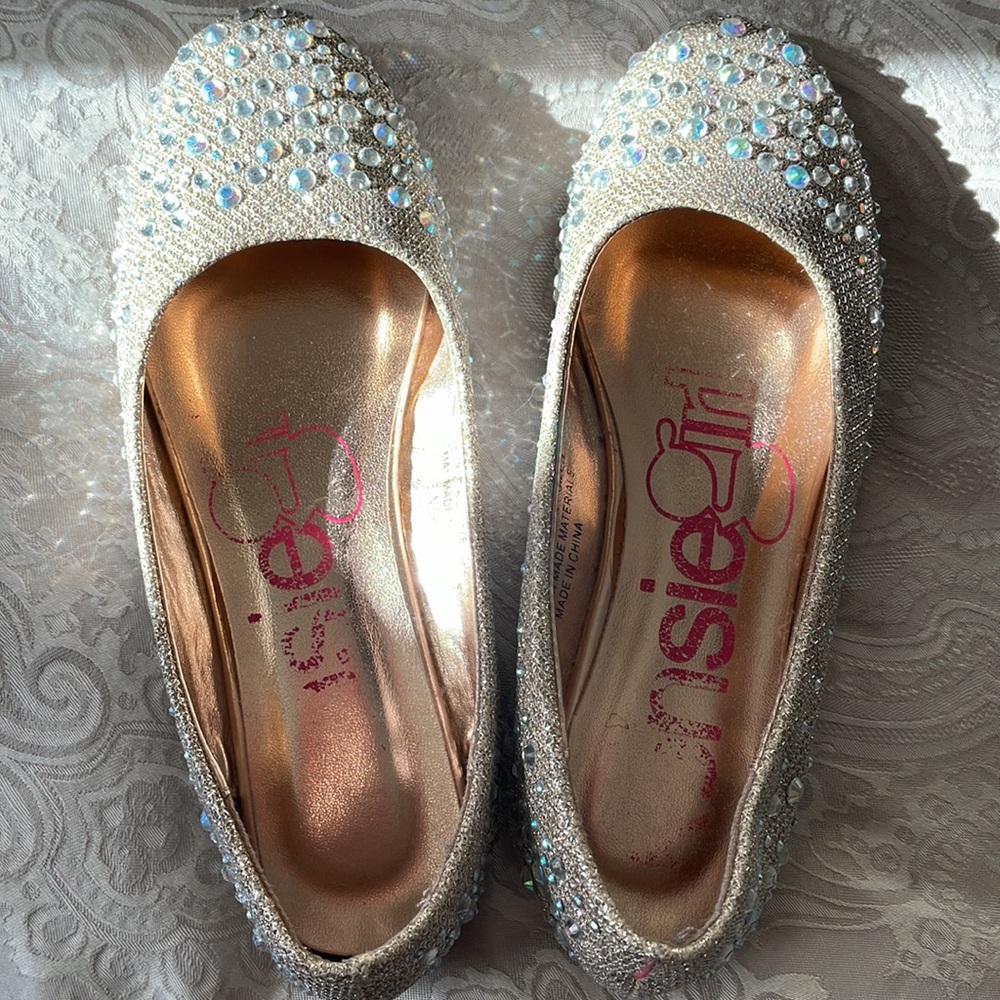 Girl’s dress flat